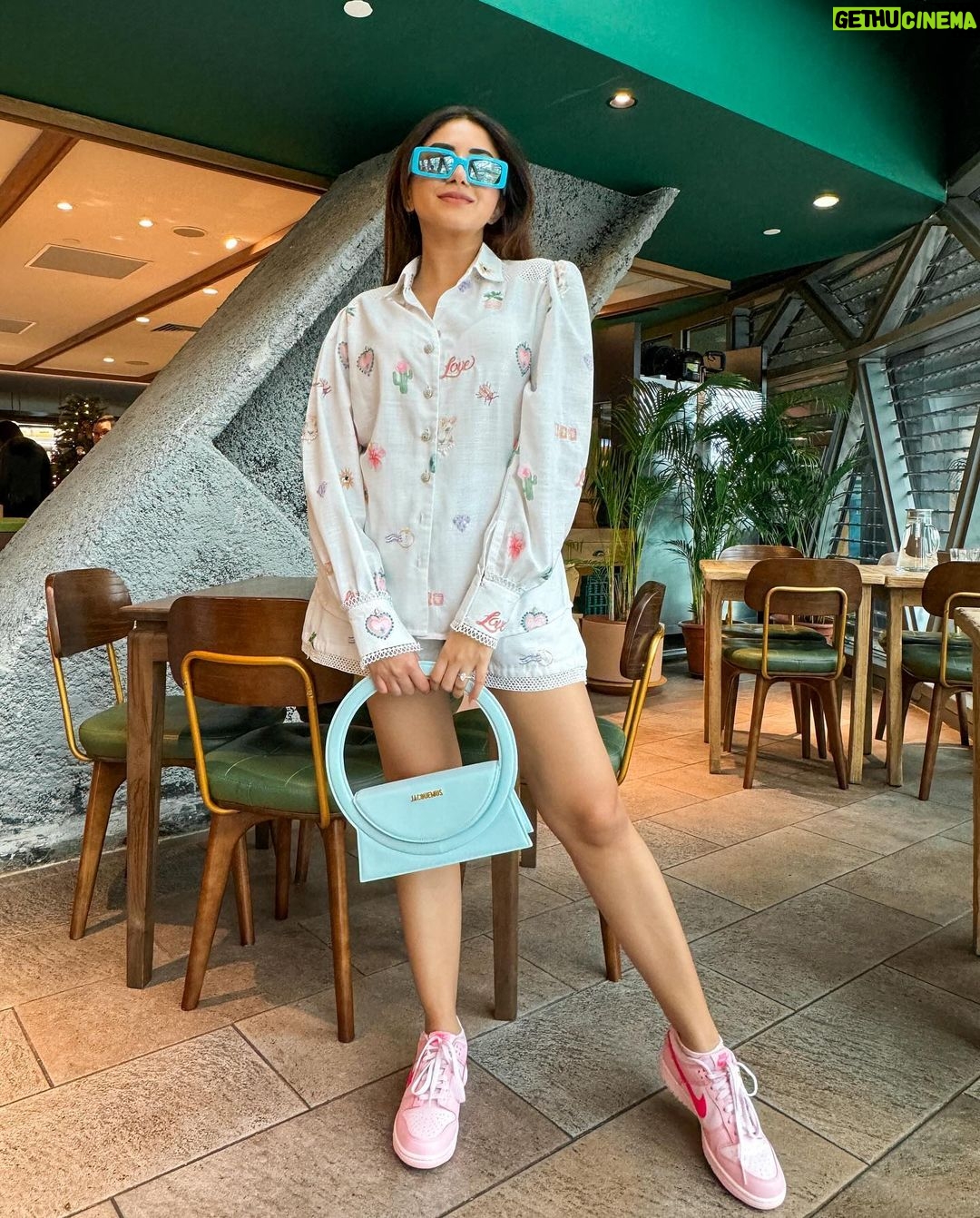 Aashna Shroff Instagram - My kinda ideal weekend; watching my favourite human perform our song live for the first time, some insane food, an amusement park day that turned into an afternoon of shopping, and the perfect end with hot pot and soju 🥰🥰 Singapore