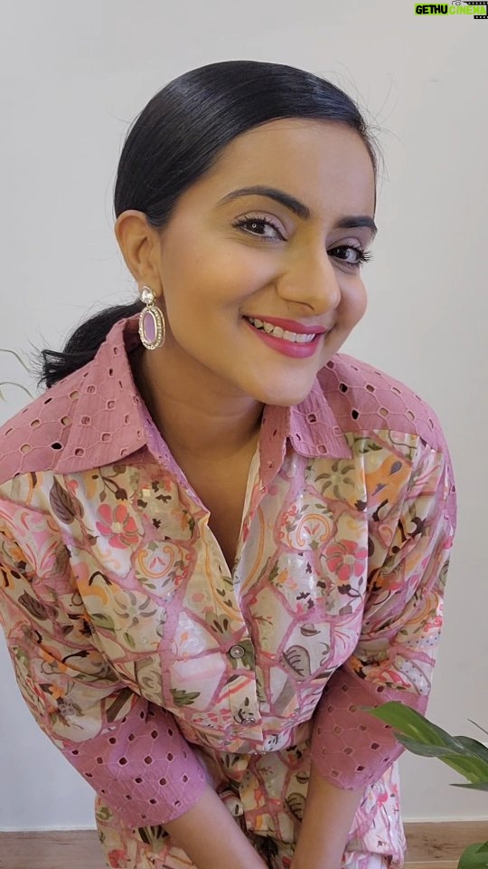 Aastha Chaudhary Instagram - Hello 🙋‍♀️🌸💖 #weekendmood #happyvibes Wearing- @labelishnya Earrings- @saralbyanukriti India