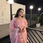 Aastha Chaudhary Instagram - Khoya khoya chaand rehta hai aasman ke paar 💖🌛 Wearing- @ikhtirah #handloom #madeinindia #indianfashion #simplicity #modestfashion #aasthachaudhary India