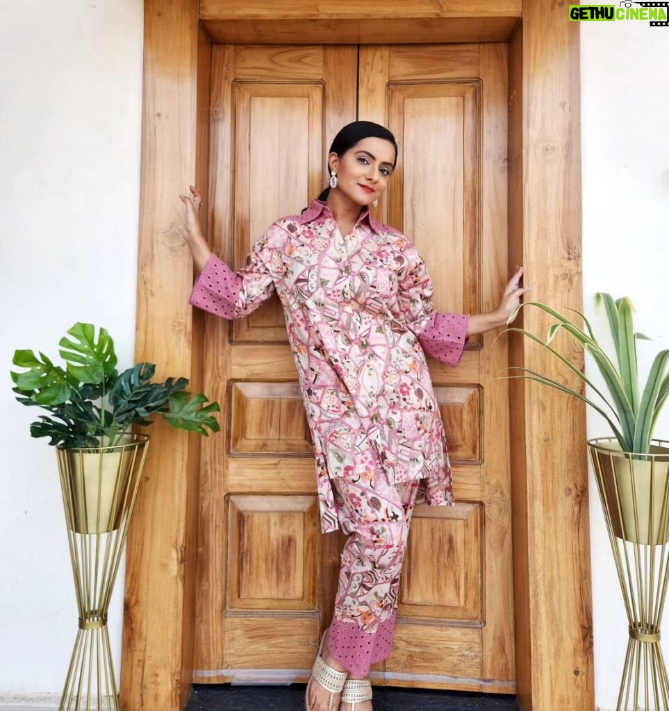 Aastha Chaudhary Instagram - “Grow through what you go through.” 💖🌸✨️ Wearing- @labelishnya Earrings- @saralbyanukriti #homegrown #madeinindia #madewithlove #summervibes #cottonoutfit #labelishana #aasthachaudhary #collaborationindia India