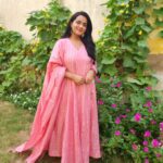 Aastha Chaudhary Instagram – Every mystery of life has its origin in the heart 🌸💖
#randomthoughts 

Wearing- @saviindia Alwar City, Rajasthan, India