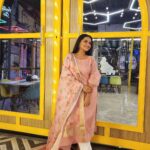 Aastha Chaudhary Instagram - Khoya khoya chaand rehta hai aasman ke paar 💖🌛 Wearing- @ikhtirah #handloom #madeinindia #indianfashion #simplicity #modestfashion #aasthachaudhary India