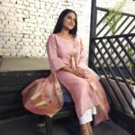 Aastha Chaudhary Instagram - Khoya khoya chaand rehta hai aasman ke paar 💖🌛 Wearing- @ikhtirah #handloom #madeinindia #indianfashion #simplicity #modestfashion #aasthachaudhary India