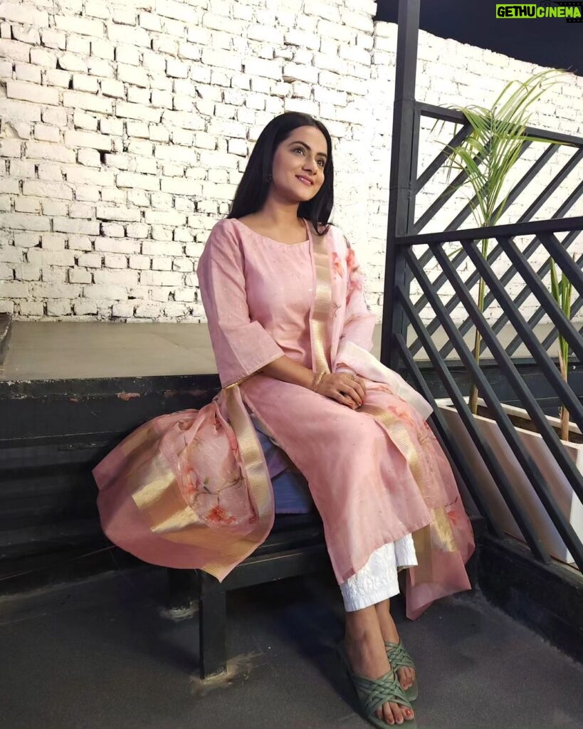 Aastha Chaudhary Instagram - Khoya khoya chaand rehta hai aasman ke paar 💖🌛 Wearing- @ikhtirah #handloom #madeinindia #indianfashion #simplicity #modestfashion #aasthachaudhary India