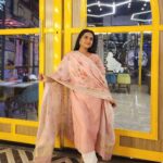 Aastha Chaudhary Instagram - Khoya khoya chaand rehta hai aasman ke paar 💖🌛 Wearing- @ikhtirah #handloom #madeinindia #indianfashion #simplicity #modestfashion #aasthachaudhary India