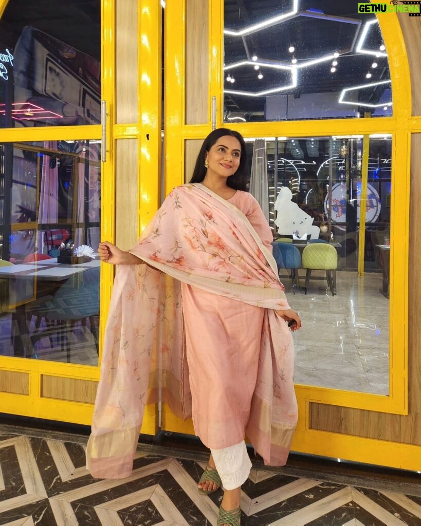 Aastha Chaudhary Instagram - Khoya khoya chaand rehta hai aasman ke paar 💖🌛 Wearing- @ikhtirah #handloom #madeinindia #indianfashion #simplicity #modestfashion #aasthachaudhary India
