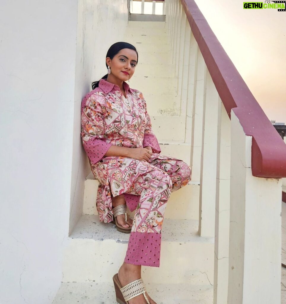 Aastha Chaudhary Instagram - “Grow through what you go through.” 💖🌸✨️ Wearing- @labelishnya Earrings- @saralbyanukriti #homegrown #madeinindia #madewithlove #summervibes #cottonoutfit #labelishana #aasthachaudhary #collaborationindia India