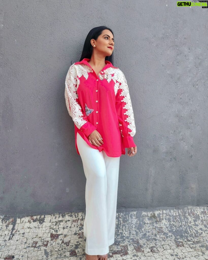 Aastha Chaudhary Instagram - Ke tera zikr hai ya itar hai 🌸💖💫 #pinkkindaday Wearing- @haus.of.handmade #coordset #handmade #handembroidery #lacework #madeinindia #indiandesigners #hausofhandmade #aasthachaudhary