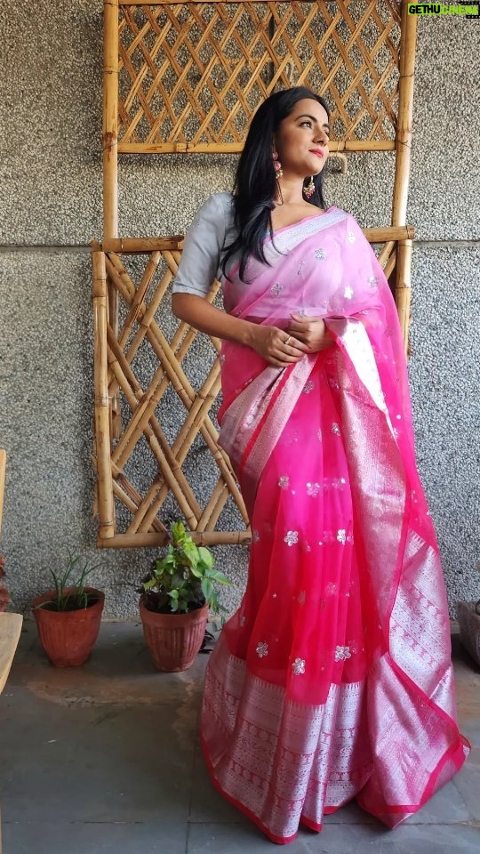 Aastha Chaudhary Instagram - The pink side of life 🌸💖 #myhappycolor #pinkworld #sixyardsofelegance #indianfashion Wearing- @vastrabyaastha Pune, Maharashtra
