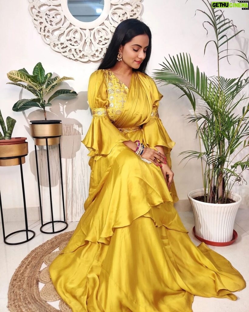 Aastha Chaudhary Instagram - A yellow dress & yelloads of happiness 💛🌻 #happyweekend #yellowkindaday Wearing- @bhura_ethnic #readytowearsaree #weddingwear #haldioutfits #indiandesigners #bhuraethnic #aasthachaudhary