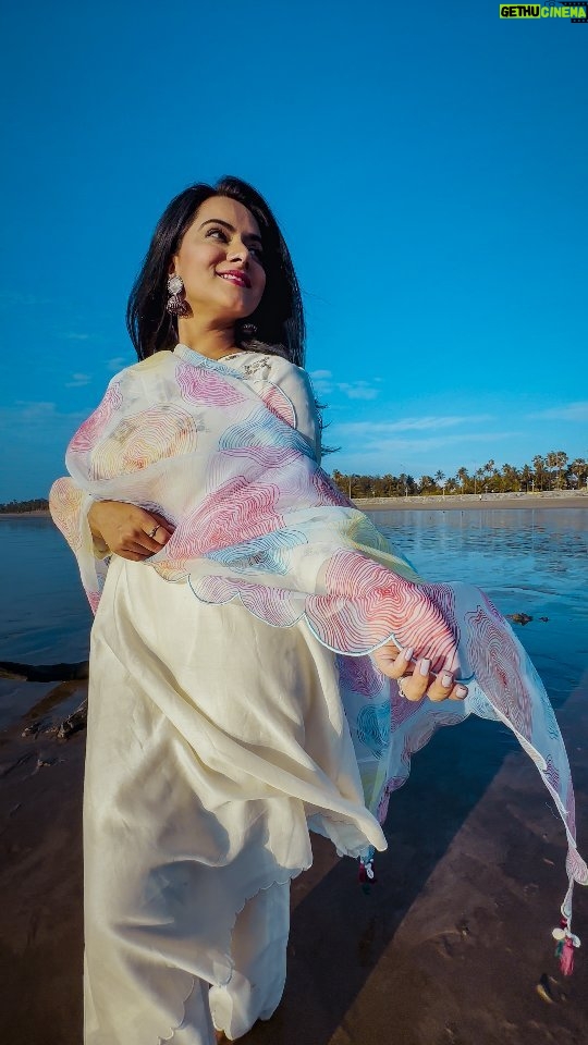 Aastha Chaudhary Instagram - Sukoon 🌸💗 #beachvibes #happyday Wearing- @tasveeronline #indiandesigners #indianfashion #tasveeronline #aasthachaudhary