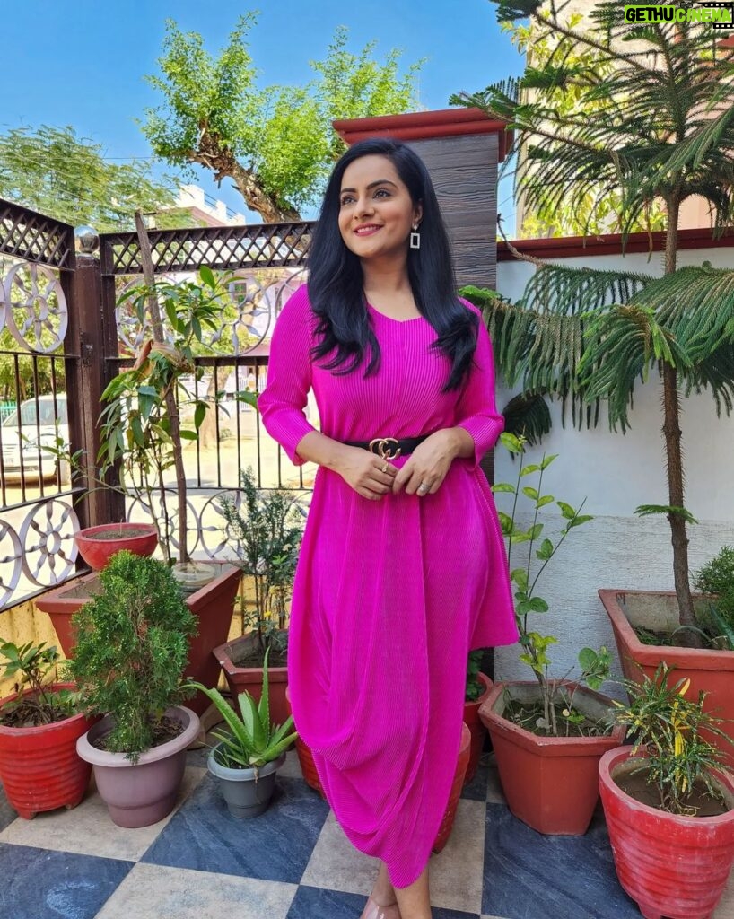 Aastha Chaudhary Instagram - 1 or 2? 💗🌸 #pink #indowestern #indianfashion Wearing- @uptownie101 #uptownie101 #uptownie #indiandesigners #supportindiandesigners #aasthachaudhary Rajasthan