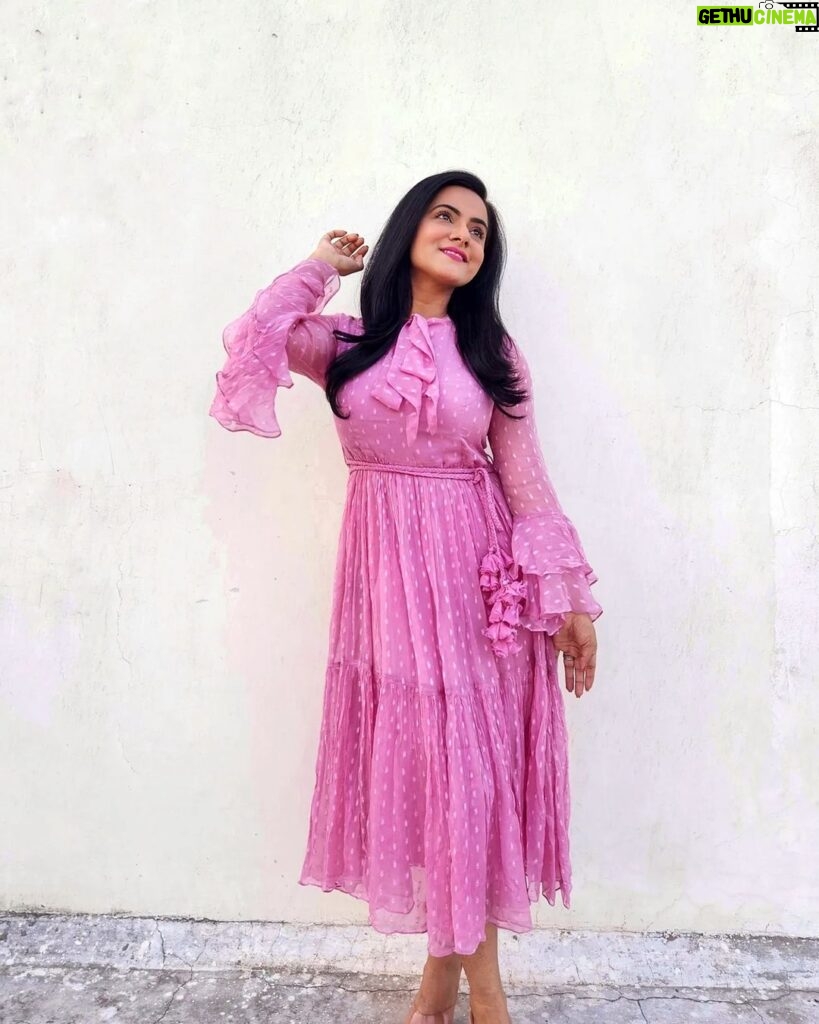 Aastha Chaudhary Instagram - On Wednesdays we wear pink 💗 🌸 #happyday #goodvibes #pinkismycolor Wearing - @seedsoffusion_india #indianbrands #indiandesigners #supportsmallbusiness #shoplocal #seedsoffusion #aasthachaudhary