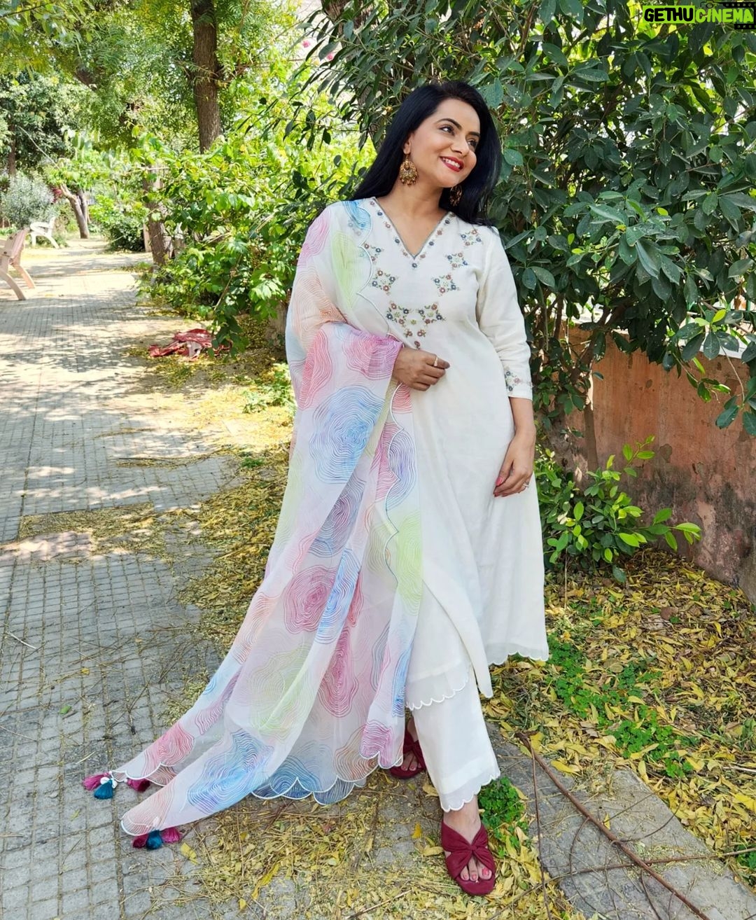 Aastha Chaudhary Instagram - #giveawayalert🚨 There is no limit to what we, as women, can accomplish! ~Michael Obama Tasveer India is back with a special giveaway on this women's day ✨ Follow the steps below and stand a chance to win a surprise gift from us! 1. Follow @tasveeronline 2. Follow @aasthachaudhary 3. Tag three of your friends and ask them to follow us 3. Tell us in the comments what is that one thing according to you that makes women special *Multiple entries allowed Winners will be announced on 8th March Good Luck! #giveawayindia #giveawayalert #womensdayspecial #womensdaygiveaway #internationalwomensday #tasveeronline #aasthachaudhary Jaipur, Rajasthan