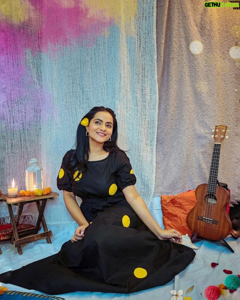 Aastha Chaudhary Instagram - Holi vibes 🌈 #festiveseason #holi #feelinggood #festivalsofindia Wearing- @fashionfloorindia #cottondress #madeinindia #madewithlove #fashionfloorindia #aasthachaudhary