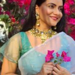 Aastha Chaudhary Instagram - Forever a saree girl 🩷 🌸 #sixyardsofelegance #feelingbeautiful Wearing- @doeraaindia Jewellery- @sbj.jewellery #organzasaree #flowerpower #elegance #indianfashion #handpainted #madewithlove #madeinindia #doera #aasthachaudhary Mumbai - मुंबई