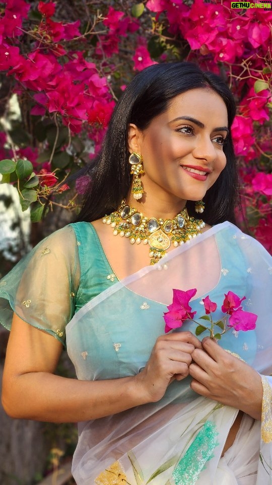 Aastha Chaudhary Instagram - Forever a saree girl 🩷 🌸 #sixyardsofelegance #feelingbeautiful Wearing- @doeraaindia Jewellery- @sbj.jewellery #organzasaree #flowerpower #elegance #indianfashion #handpainted #madewithlove #madeinindia #doera #aasthachaudhary Mumbai - मुंबई