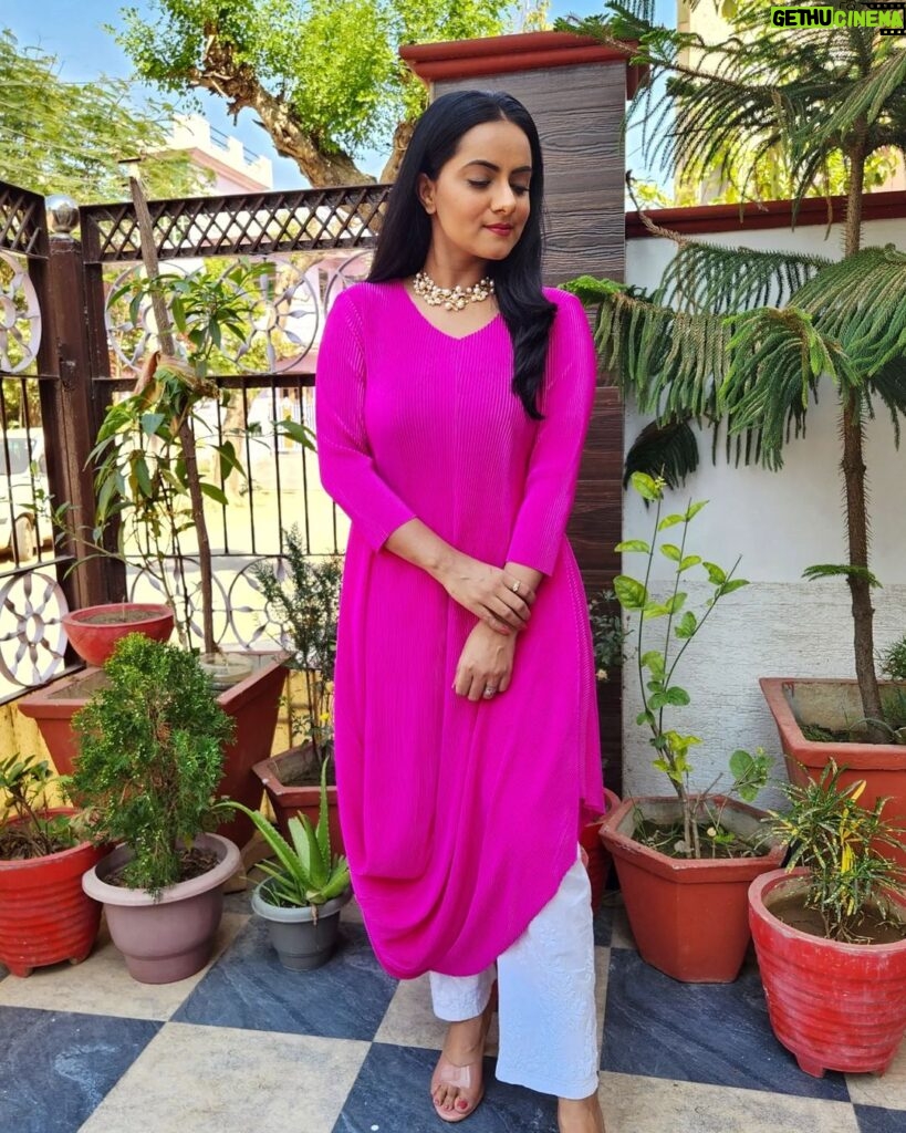 Aastha Chaudhary Instagram - 1 or 2? 💗🌸 #pink #indowestern #indianfashion Wearing- @uptownie101 #uptownie101 #uptownie #indiandesigners #supportindiandesigners #aasthachaudhary Rajasthan