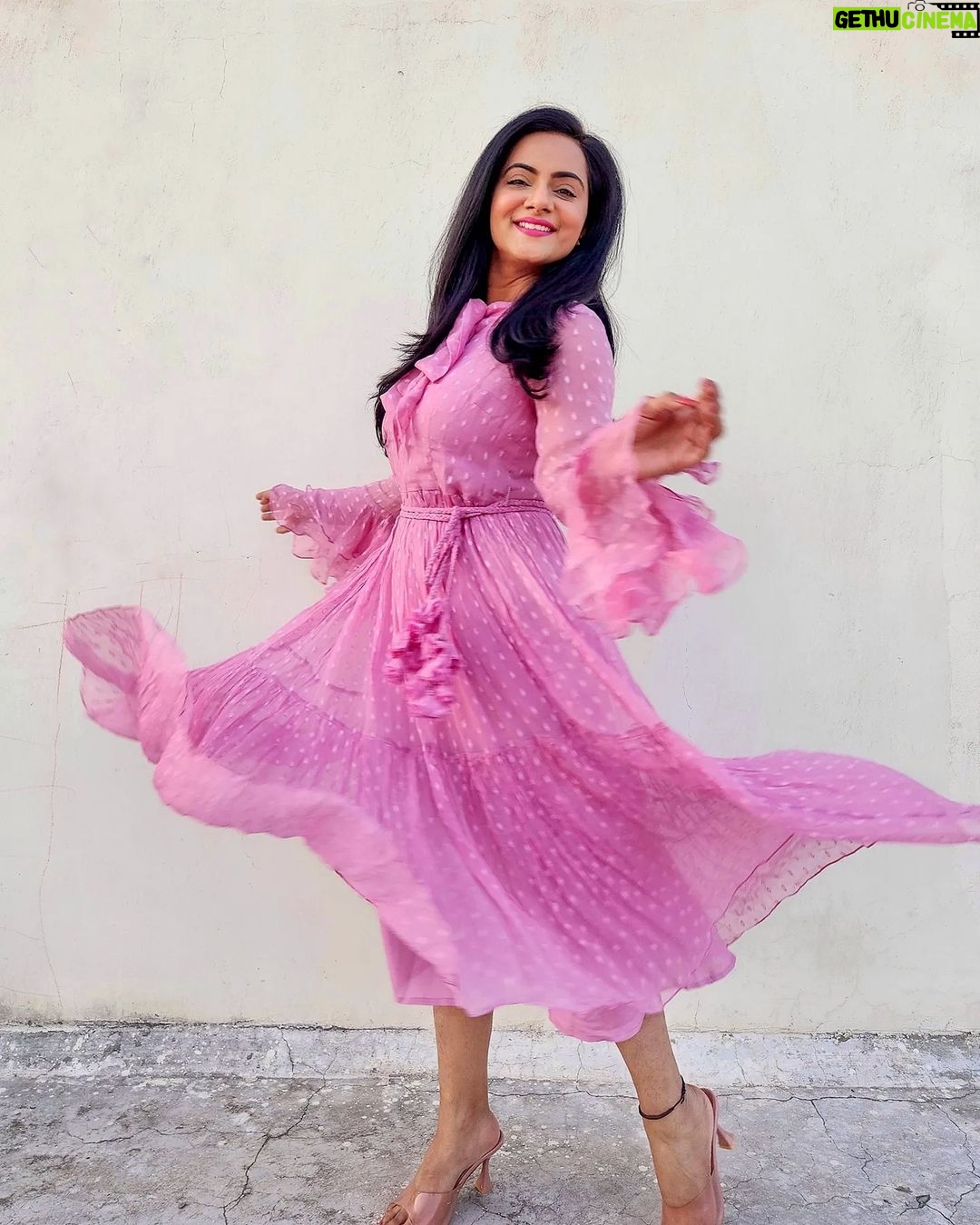 Aastha Chaudhary Instagram - On Wednesdays we wear pink π πΈ #happyday #goodvibes #pinkismycolor Wearing - @seedsoffusion_india #indianbrands #indiandesigners #supportsmallbusiness #shoplocal #seedsoffusion #aasthachaudhary