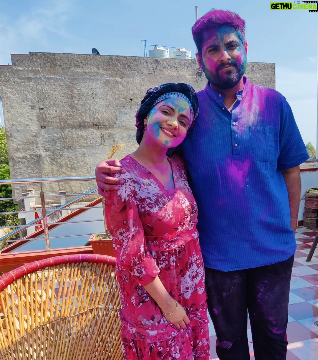 Aastha Chaudhary Instagram - Happy Holi to all ππΈπ #famjam #firstholiaftermarriage #holifestival #festivalseason #festivalsofindia Alwar City, Rajasthan, India