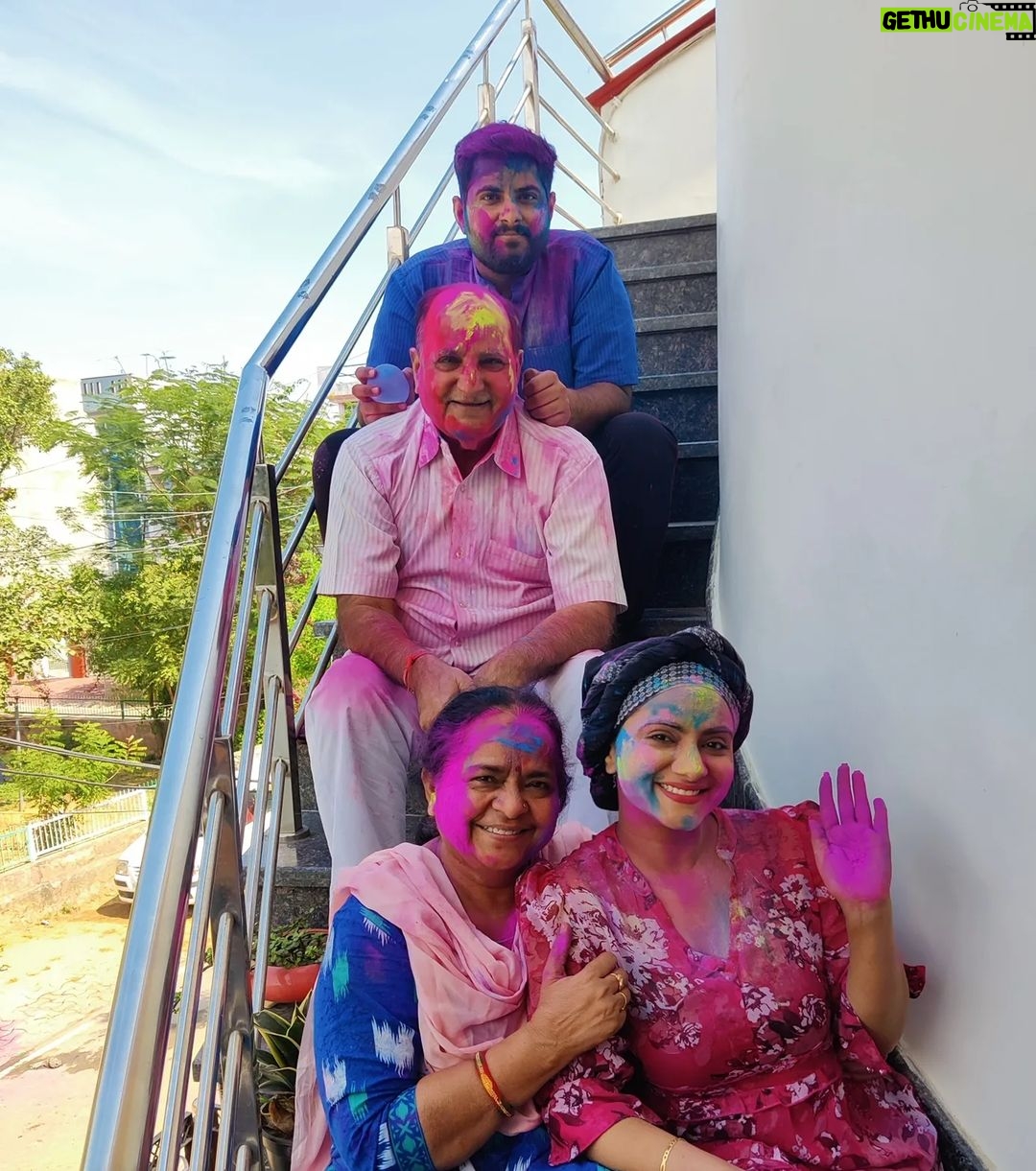 Aastha Chaudhary Instagram - Happy Holi to all ππΈπ #famjam #firstholiaftermarriage #holifestival #festivalseason #festivalsofindia Alwar City, Rajasthan, India