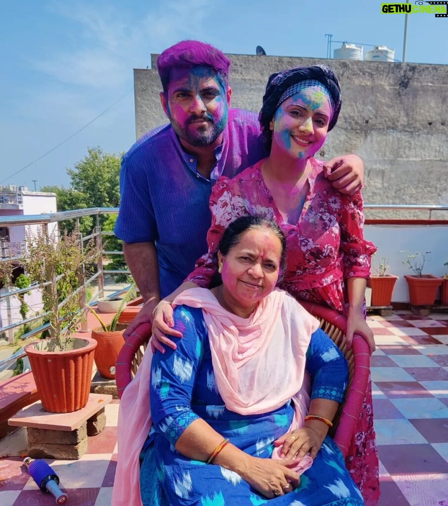 Aastha Chaudhary Instagram - Happy Holi to all 🌈🌸💗 #famjam #firstholiaftermarriage #holifestival #festivalseason #festivalsofindia Alwar City, Rajasthan, India