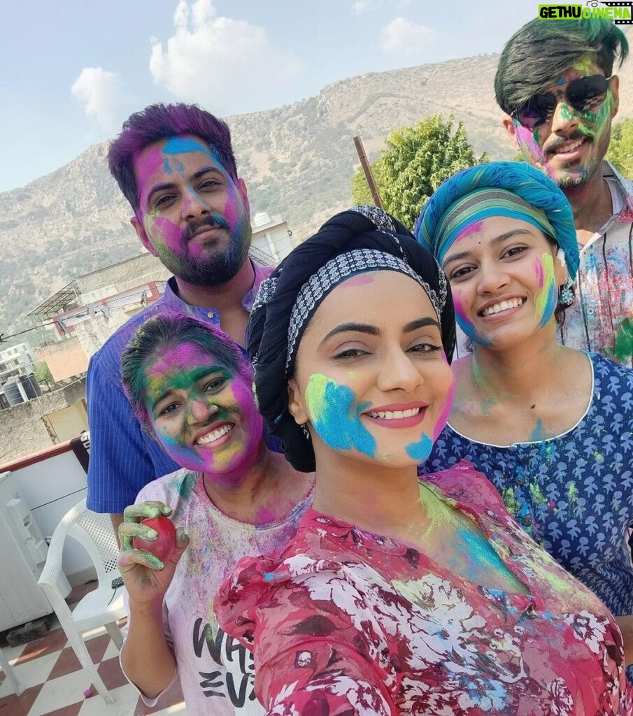 Aastha Chaudhary Instagram - Happy Holi to all 🌈🌸💗 #famjam #firstholiaftermarriage #holifestival #festivalseason #festivalsofindia Alwar City, Rajasthan, India