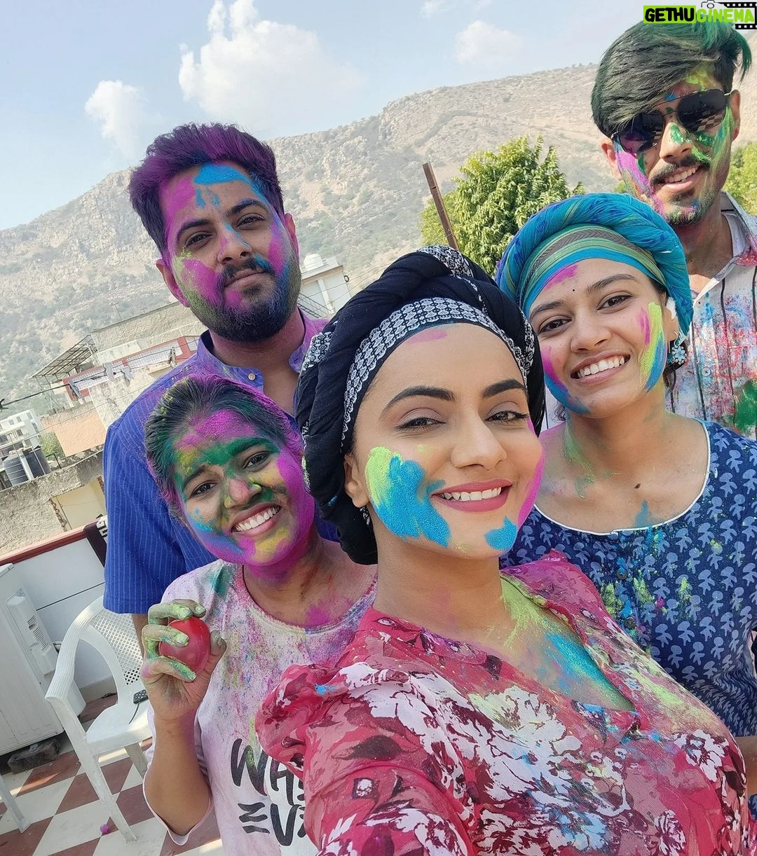 Aastha Chaudhary Instagram - Happy Holi to all ππΈπ #famjam #firstholiaftermarriage #holifestival #festivalseason #festivalsofindia Alwar City, Rajasthan, India