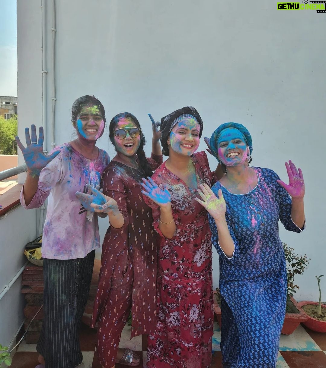 Aastha Chaudhary Instagram - Happy Holi to all ππΈπ #famjam #firstholiaftermarriage #holifestival #festivalseason #festivalsofindia Alwar City, Rajasthan, India