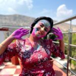 Aastha Chaudhary Instagram – Happy Holi to all 🌈🌸💗
#famjam #firstholiaftermarriage #holifestival #festivalseason #festivalsofindia Alwar City, Rajasthan, India