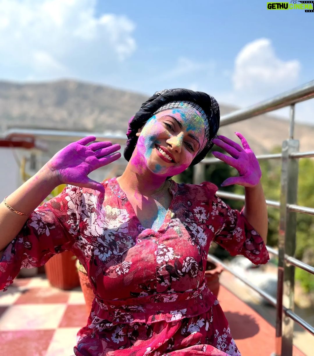 Aastha Chaudhary Instagram - Happy Holi to all ππΈπ #famjam #firstholiaftermarriage #holifestival #festivalseason #festivalsofindia Alwar City, Rajasthan, India