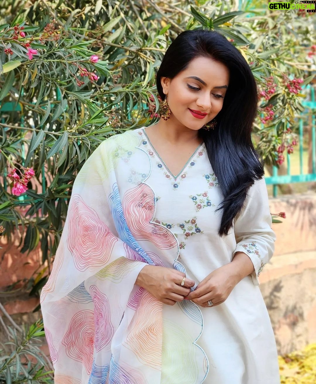 Aastha Chaudhary Instagram - #giveawayalert🚨 There is no limit to what we, as women, can accomplish! ~Michael Obama Tasveer India is back with a special giveaway on this women's day ✨ Follow the steps below and stand a chance to win a surprise gift from us! 1. Follow @tasveeronline 2. Follow @aasthachaudhary 3. Tag three of your friends and ask them to follow us 3. Tell us in the comments what is that one thing according to you that makes women special *Multiple entries allowed Winners will be announced on 8th March Good Luck! #giveawayindia #giveawayalert #womensdayspecial #womensdaygiveaway #internationalwomensday #tasveeronline #aasthachaudhary Jaipur, Rajasthan