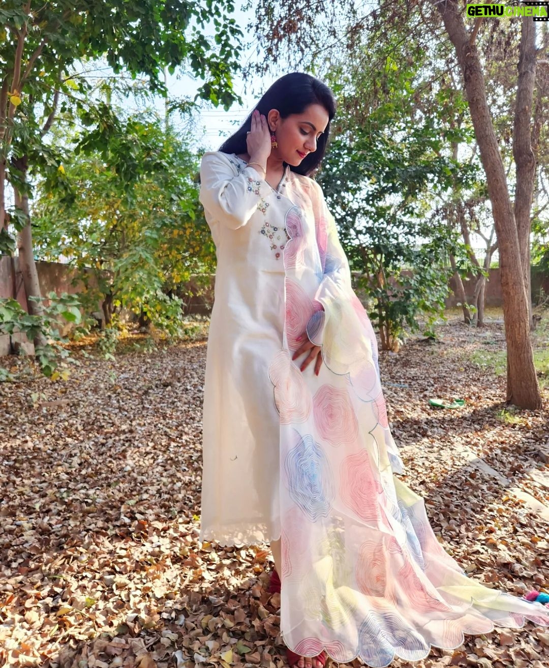 Aastha Chaudhary Instagram - #giveawayalert🚨 There is no limit to what we, as women, can accomplish! ~Michael Obama Tasveer India is back with a special giveaway on this women's day ✨ Follow the steps below and stand a chance to win a surprise gift from us! 1. Follow @tasveeronline 2. Follow @aasthachaudhary 3. Tag three of your friends and ask them to follow us 3. Tell us in the comments what is that one thing according to you that makes women special *Multiple entries allowed Winners will be announced on 8th March Good Luck! #giveawayindia #giveawayalert #womensdayspecial #womensdaygiveaway #internationalwomensday #tasveeronline #aasthachaudhary Jaipur, Rajasthan