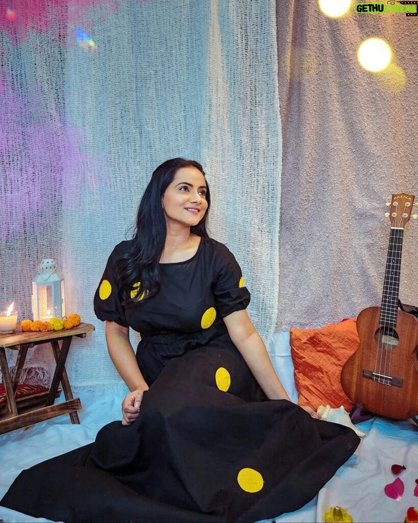 Aastha Chaudhary Instagram - Holi vibes 🌈 #festiveseason #holi #feelinggood #festivalsofindia Wearing- @fashionfloorindia #cottondress #madeinindia #madewithlove #fashionfloorindia #aasthachaudhary