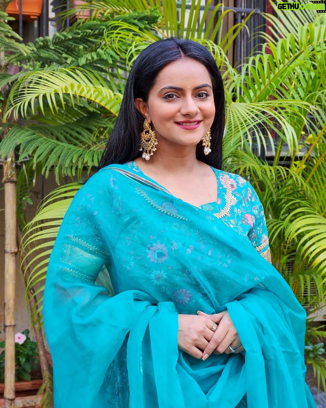 Aastha Chaudhary Instagram - Mana ki saadgi ka daur nahi, Magar saadgi se acha aur kuch nahi 🌸🩷🦋 #simplicity #modesty #indianwear Wearing- @thakurbaiofficial #indiandesigner #madeinindia #madewithlove #gotapatti #anarkali Mumbai - मुंबई