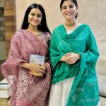 Aastha Chaudhary Instagram - Finally we met 😇🙏 Meeting @chitralekhaji & @madhavprabhuji in person remains the most surreal experience I’ve ever had. You both had a beautiful calming energy ✨️ Hare krishna 💖 #gratitude #devichitralekhaji #madhavprabhu #geetanjalimishra #aasthachaudhary #celebconnex Mumbai, Maharashtra
