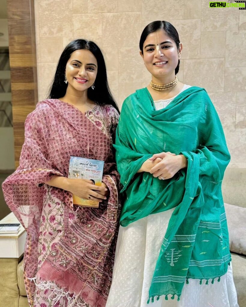 Aastha Chaudhary Instagram - Finally we met 😇🙏 Meeting @chitralekhaji & @madhavprabhuji in person remains the most surreal experience I’ve ever had. You both had a beautiful calming energy ✨ Hare krishna 💖 #gratitude #devichitralekhaji #madhavprabhu #geetanjalimishra #aasthachaudhary #celebconnex Mumbai, Maharashtra