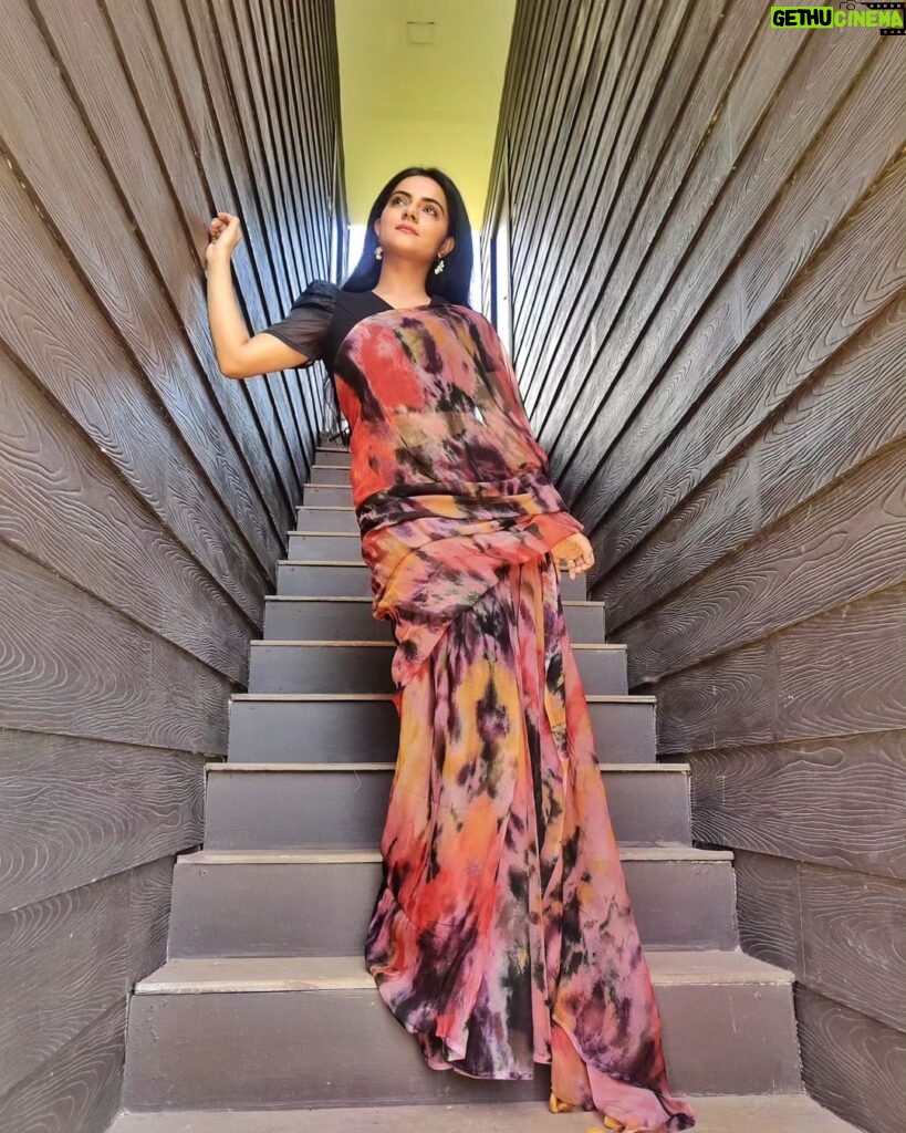 Aastha Chaudhary Instagram - बड़ी लम्बी गुफ्तगू करनी है, तुम आना एक पूरी ज़िंदगी ले कर 🌸💖 Wearing - @kaliclothingsco 😍