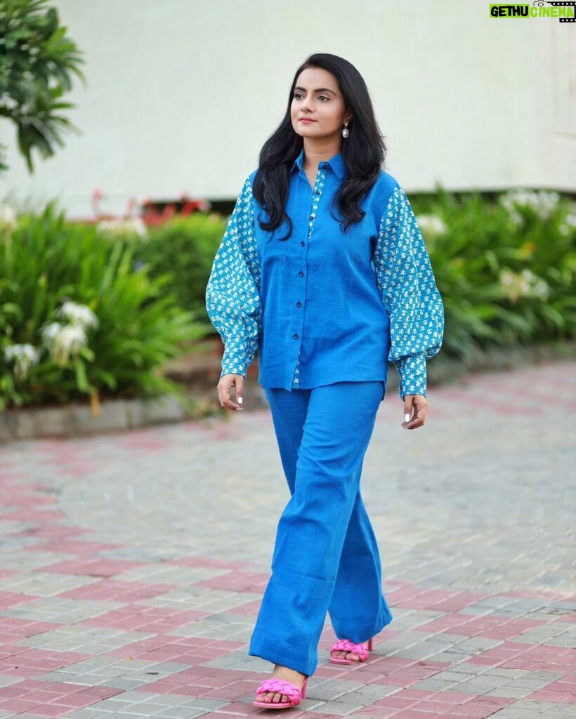 Aastha Chaudhary Instagram - Walking into a new week 💖🌸 Wearing- @aavisaindia walk Mumbai, Maharashtra