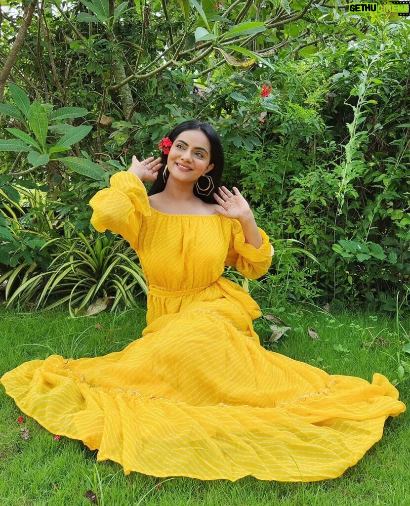 Aastha Chaudhary Instagram - 🌻💛 Wearing- @shadesofsabi Goa
