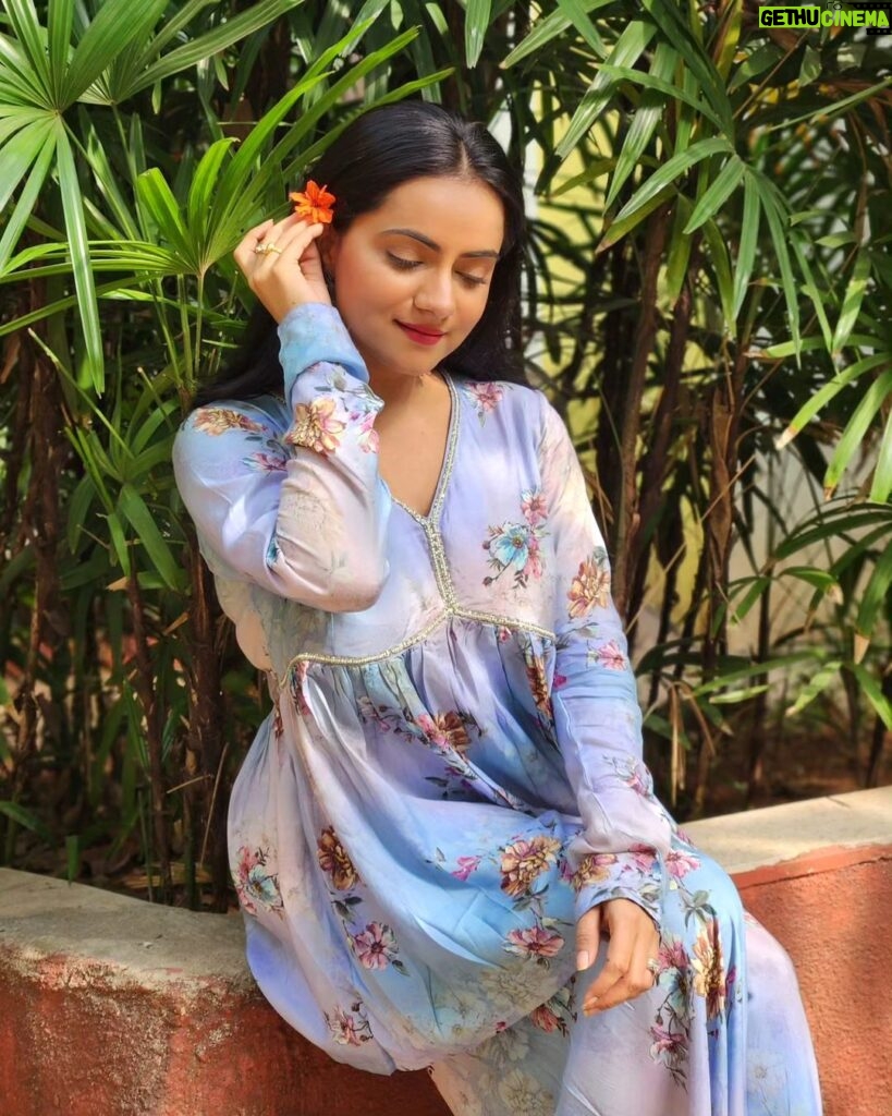 Aastha Chaudhary Instagram - Sometimes it is the smallest thing that saves us 💖🌻💫 Wearing- @coordnord Jewellery- @saviindia Mumbai, Maharashtra