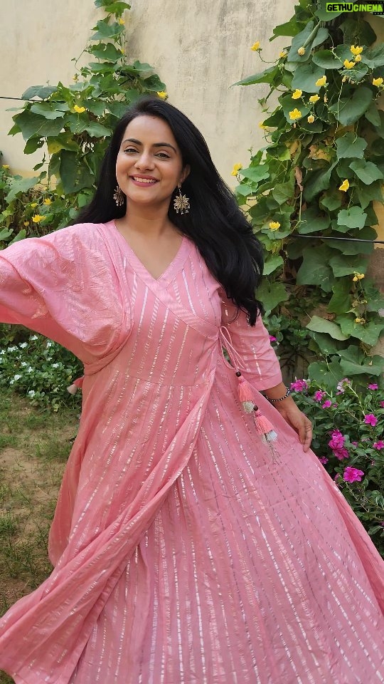 Aastha Chaudhary Instagram - Kamli 🌸💖 Wearing- @saviindia #traditionalwear #pink #indianwear Mumbai, Maharashtra