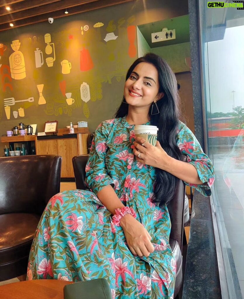 Aastha Chaudhary Instagram - Are you a tea person or a coffee person?? #coffeeishappiness 🌸 Mumbai, Maharashtra