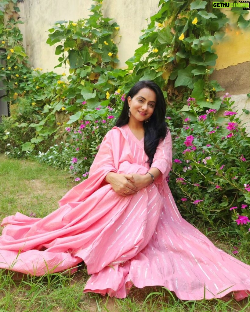 Aastha Chaudhary Instagram - Every mystery of life has its origin in the heart 🌸💖 #randomthoughts Wearing- @saviindia Alwar City, Rajasthan, India