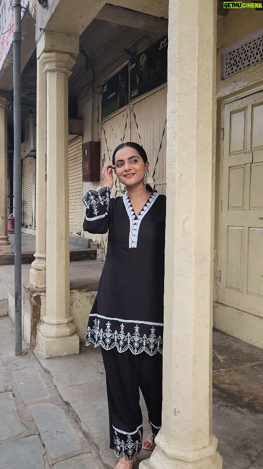 Aastha Chaudhary Instagram - Journey through time 🌸💖 #oldcitycharm #jaipurdiaries Wearing- @adya.couture #madeinindia #madewithlove #blackoutfit Jaipur, Rajasthan