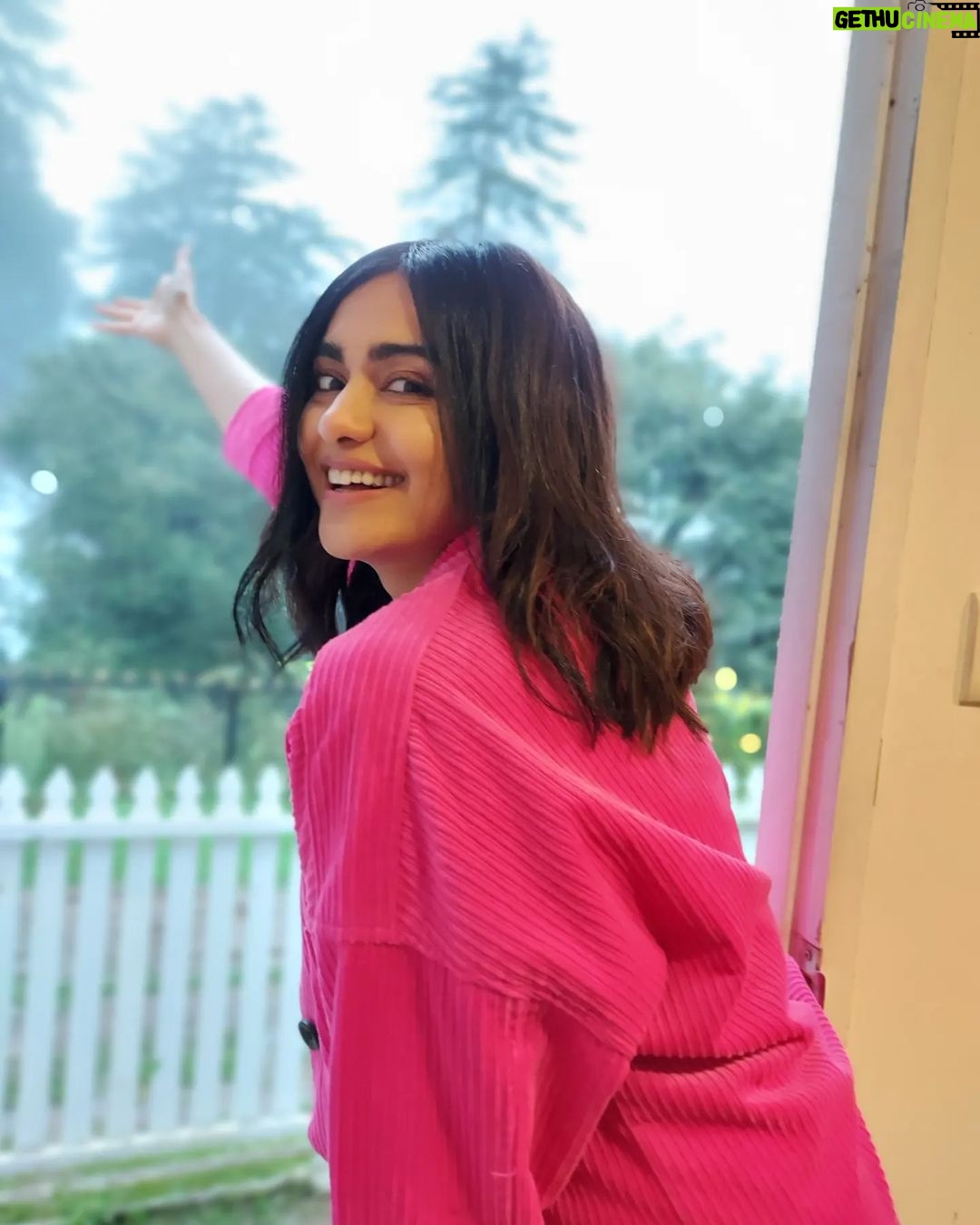 Adah Sharma Instagram - Water solves all problems... Want to lose weight? Drink water . Want clear skin? Drink water . Someone troubling you? Hold their head under water for a few minutes (33 to 41 approx) ❤️❤️❤️ #ThoseWhoSaySunshineBringsHappinessHaveNeverDancedInTheRain #100YearsOfAdahSharma