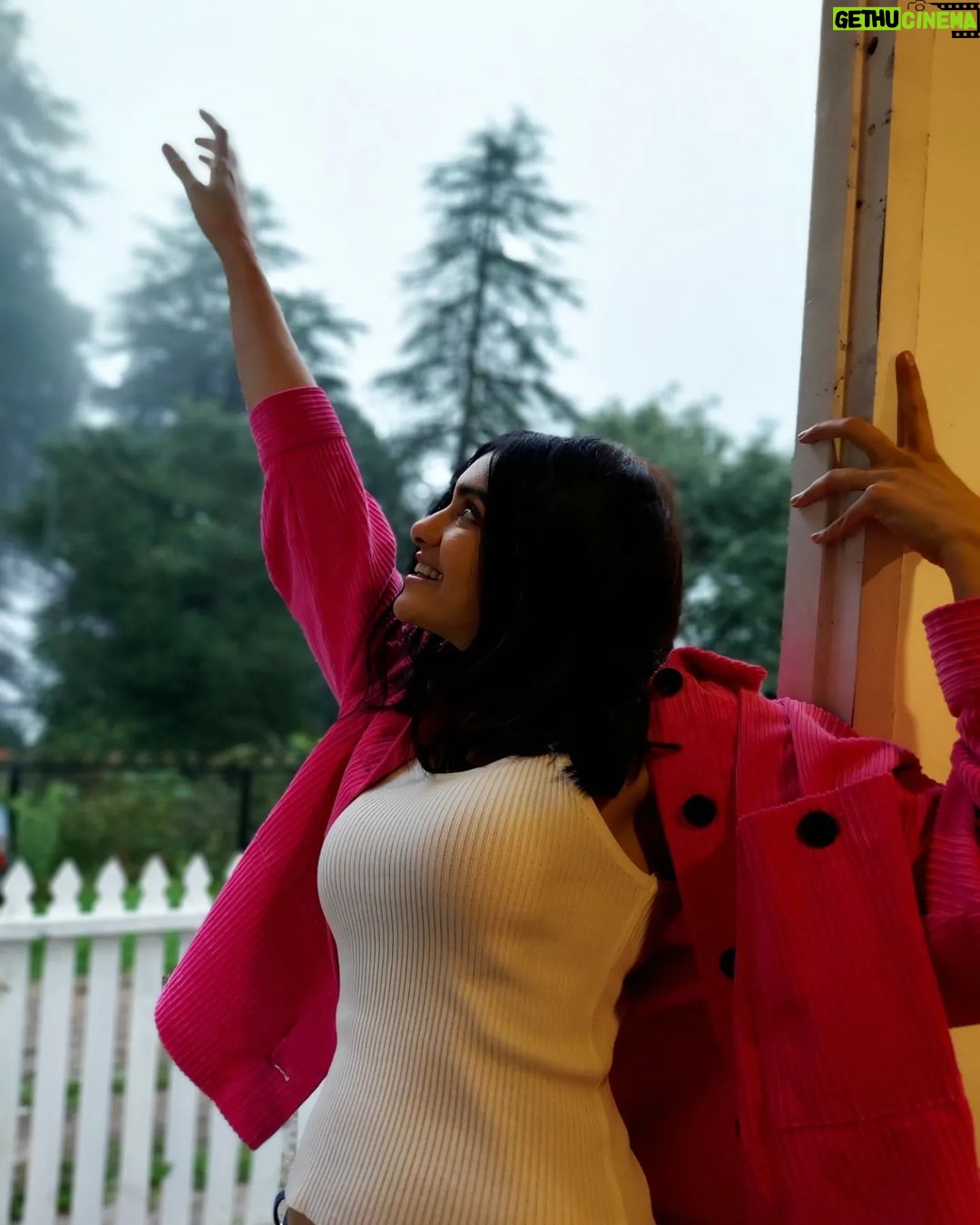Adah Sharma Instagram - Water solves all problems... Want to lose weight? Drink water . Want clear skin? Drink water . Someone troubling you? Hold their head under water for a few minutes (33 to 41 approx) ❤️❤️❤️ #ThoseWhoSaySunshineBringsHappinessHaveNeverDancedInTheRain #100YearsOfAdahSharma