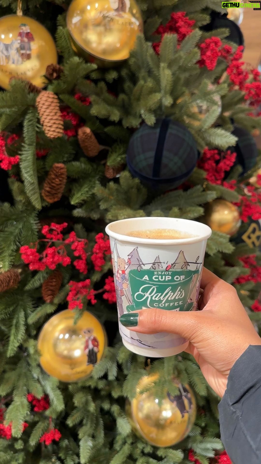 Aditi Chengappa Instagram - Have you been to the @ralphscoffee popup in Kadewe yet?! This is the time when Kadewe looks absolutely stunning too, save this as a reminder to make a trip to enjoy some hot chocolate and christmas lights 🤩✨ : : : : #kadeweberlin #ralphscoffee #coffeelovers #thingstodoberlin #berlinfoodie #berlinfood #berlinfoodstories #berlinfoodies #berlinrestaurant #berlincafe #coffeetime Berlin, Germany