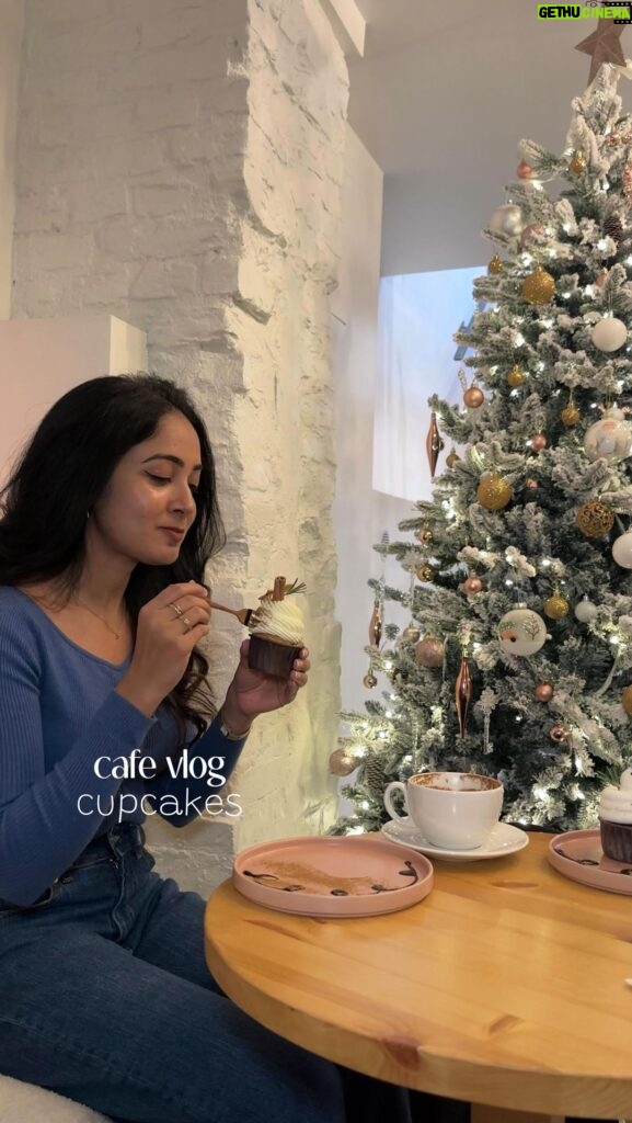Aditi Chengappa Instagram - SAVE this right now, because you HAVE to go eat these christmas cupcakes @cafe.de.luna, they are as delicious as they are cute 💯 Ad| Invite (but still my honest opinion) I ordered the Gingerbread apple cinnamon which was so fresh with apple bits and warm cinnamon running through 😍 @fuinebear had the Earl Grey snowman that had the most decadent chocolate filling infused with earl grey tea. We also loved our chai lattes, probably the best i’ve had in the city 😍 The ambience is warm and inviting with a typical korean cafe aesthetic and kpop music to match 🤩 Service was also very friendly, they took time to explain us the menu options, and you can comfortably order in english too😊 10/10 ✨ follow me @aditichengappa for more Berlin recommendations 🤍 : : : #berlincafe #berlinfoodie #berlinfood #berlinfoodstories #cupcakes Berlin, Germany