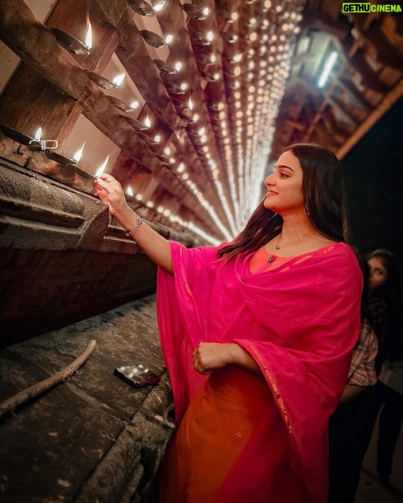 Aditi Ravi Instagram - ദീപാവലി ആശംസകൾ 🪔 📸 @rahulphotoshoot #reallyblessed 🧿 #atmyplace #thrissur @sree_vadakkumnathan_temple 🙏🏻 Vadakkunnathan Temple